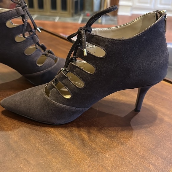 Brown suede leather Adrienne Vittadini booties with laces - size 8M - Picture 4 of 9